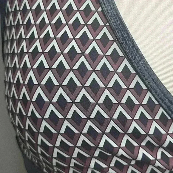 Noli Edge Sports Bra Geometric Black/Burgundy Size Small NWT - Picture 3 of 7